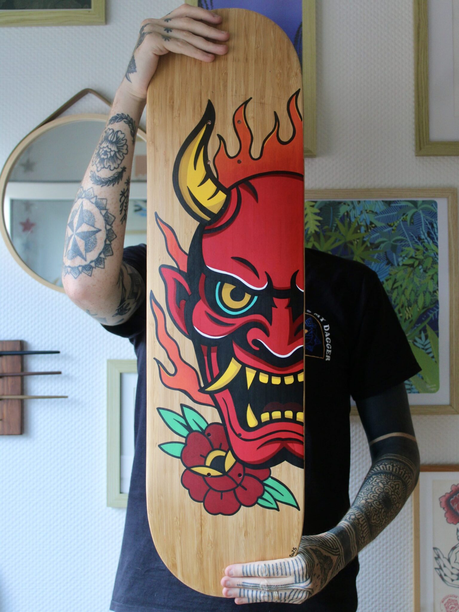 Skateboard masque Oni peint à la main
