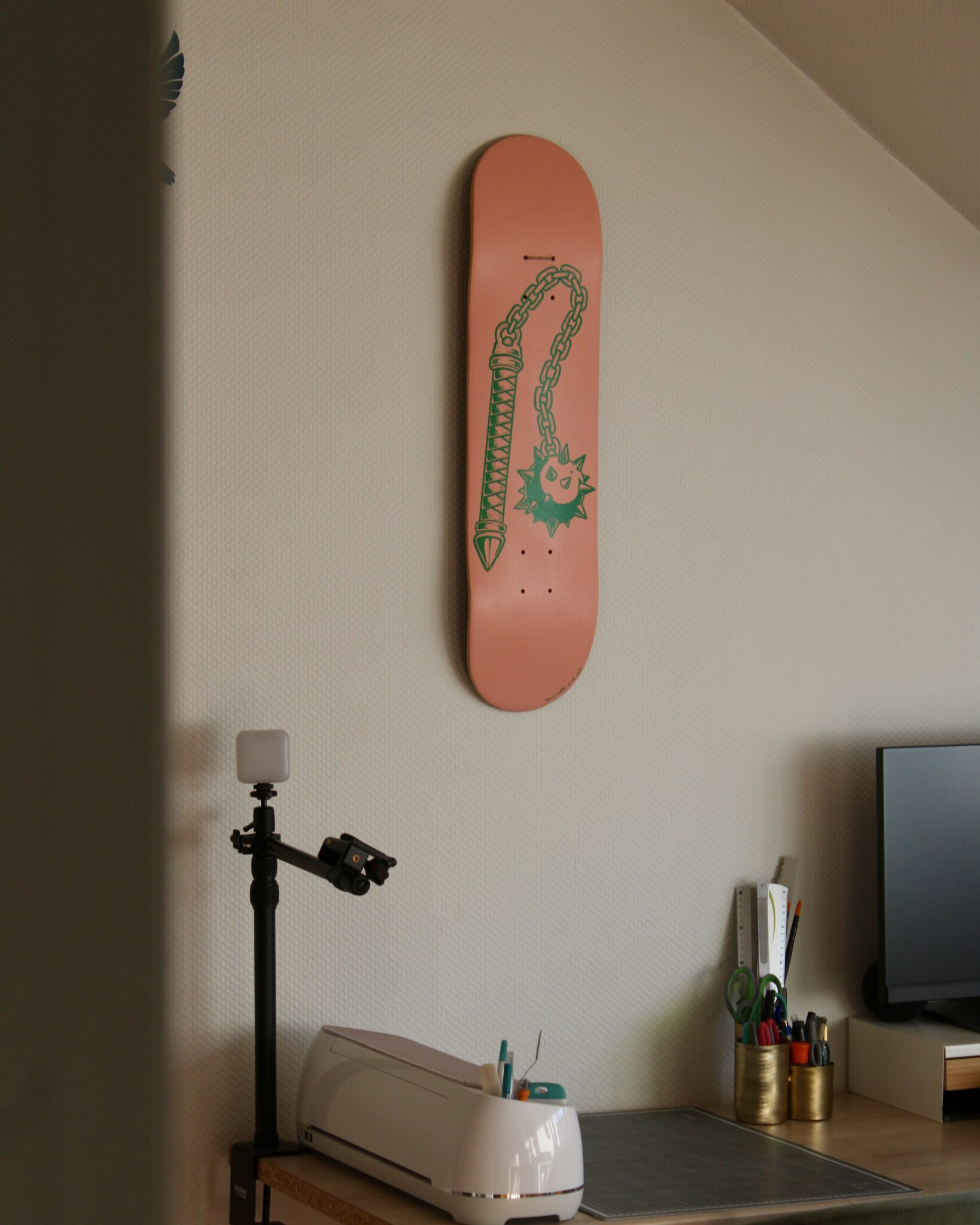 Motif Fléau peint sur une planche de skate