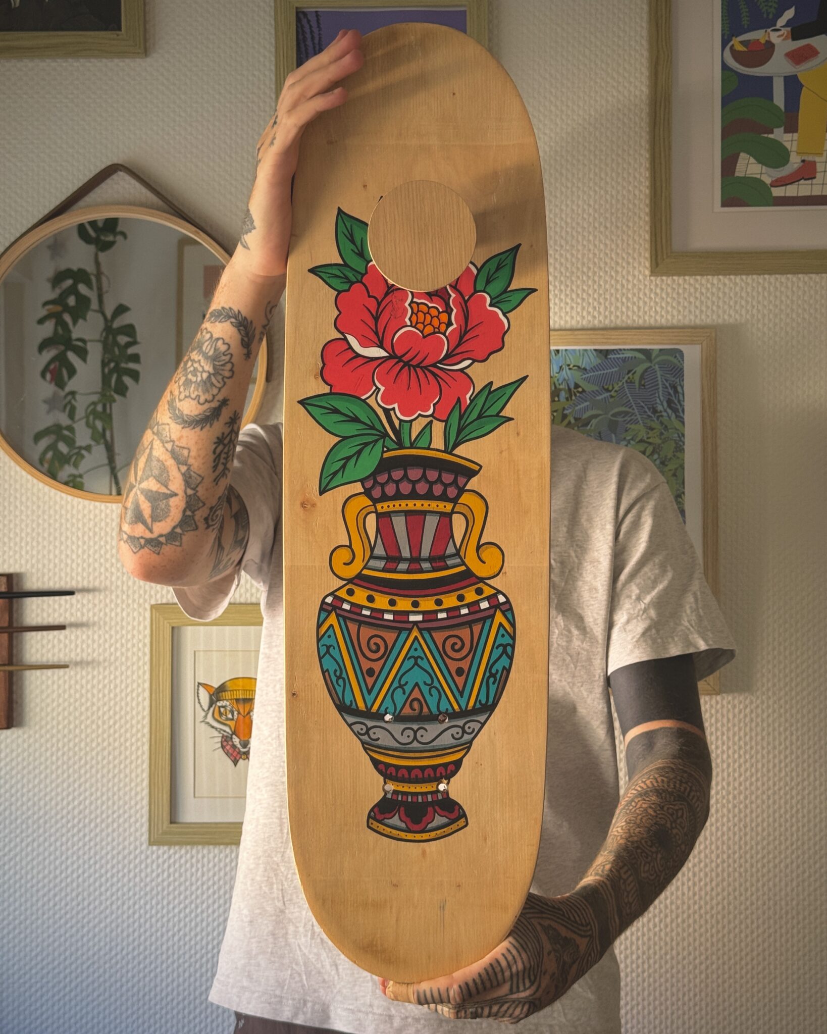 Planche de skate en bois naturel peinte à la main avec un vase ornemental et une pivoine style tatouage traditionnel, patère intégrée